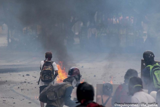 Mientras el régimen reprime, la resistencia se le planta a Maduro en la calle. Foto: Régulo Gómez / LaPatilla.com