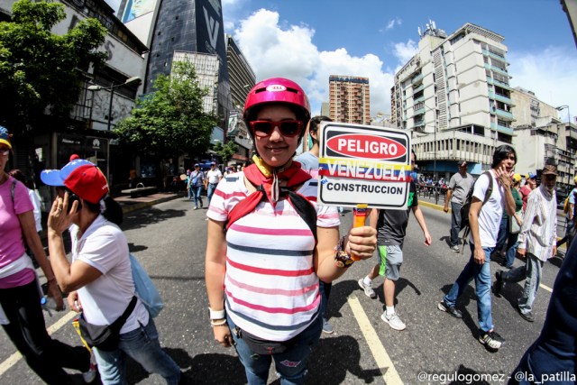 La juventud se le plantó a Conatel para exigir el cese a la censura. Foto: Régulo Gómez / LaPatilla.com