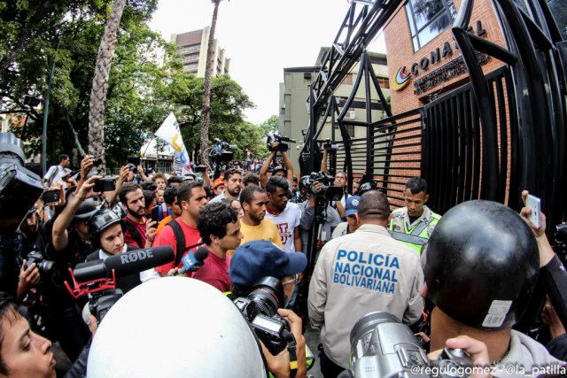 La juventud se le plantó a Conatel para exigir el cese a la censura. Foto: Régulo Gómez / LaPatilla.com