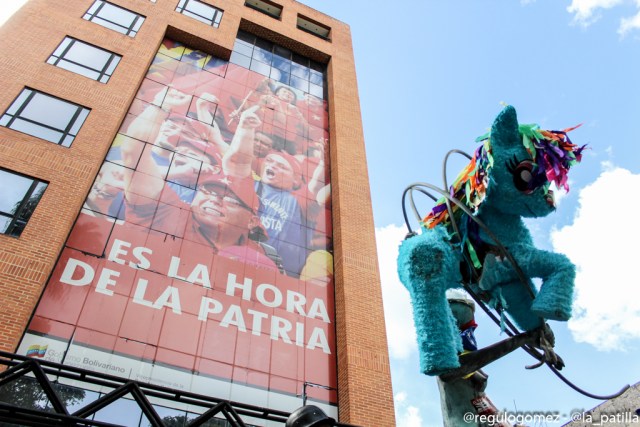 La juventud se le plantó a Conatel para exigir el cese a la censura. Foto: Régulo Gómez / LaPatilla.com