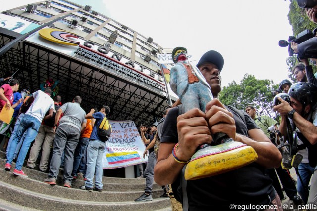 La juventud se le plantó a Conatel para exigir el cese a la censura. Foto: Régulo Gómez / LaPatilla.com