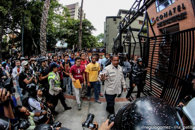 La juventud se le plantó a Conatel para exigir el cese a la censura. Foto: Régulo Gómez / LaPatilla.com