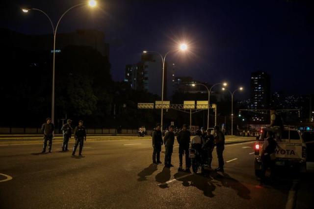 La presencia de los cuerpos de seguridad en adyacencias del TSJ se prolongó hasta latas horas de la noche. Foto: EFE