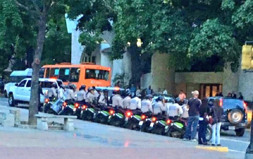 Efectivos de la PNB amanecieron en la Plaza Altamira #5Jun (Fotos)