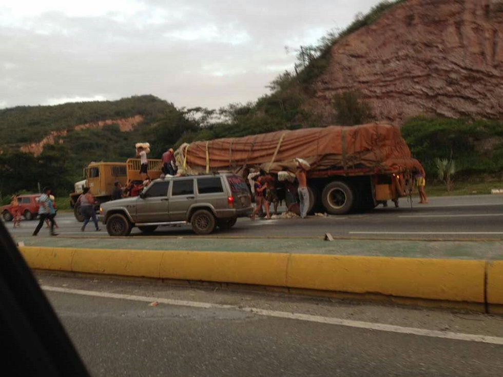 Reportan saqueos a gandolas con arroz y harina en Lara #29Jun (Fotos)