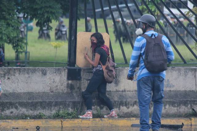 Reprimieron a manifestantes en la Fajardo: Varios afectados por lacrimógenas. Foto: Régulo Gómez / LaPatilla.com