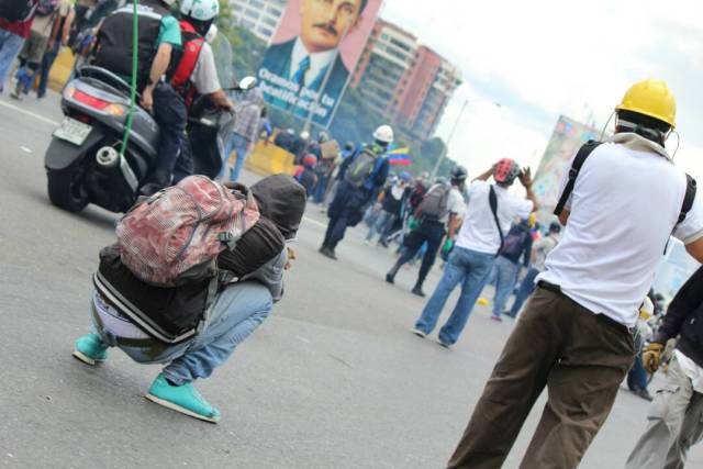 Así fue la brutal arremetida de los cuerpos de seguridad contra los manifestantes en la Fajardo. Fotos: LaPatilla.com