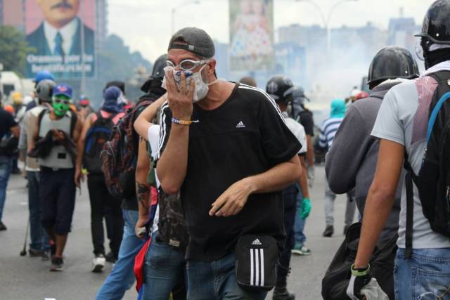 Así fue la brutal arremetida de los cuerpos de seguridad contra los manifestantes en la Fajardo. Fotos: LaPatilla.com