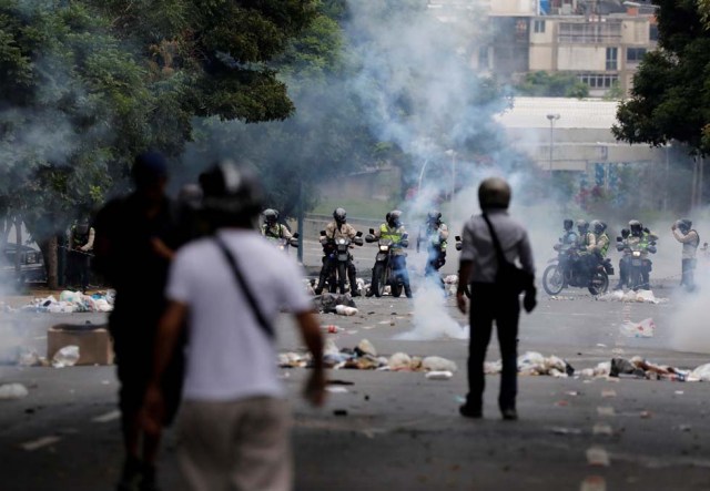 Cuerpos de seguridad redoblan la represión en las marchas. La resistencia sigue. REUTERS/Carlos Garcia Rawlins