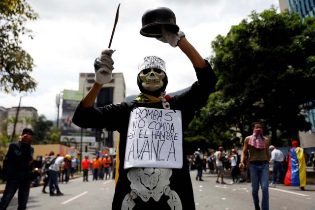 Cuerpos de seguridad redoblan la represión en las marchas. La resistencia sigue. REUTERS/Carlos Garcia Rawlins