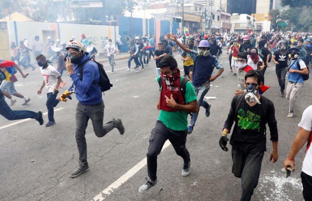 Cuerpos de seguridad redoblan la represión en las marchas. La resistencia sigue. REUTERS/Carlos Garcia Rawlins