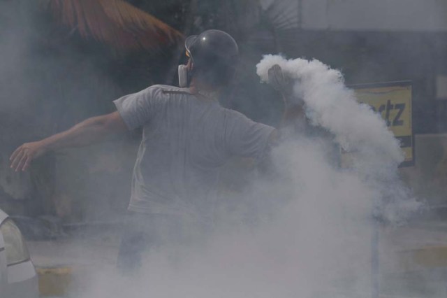 Cuerpos de seguridad redoblan la represión en las marchas. La resistencia sigue. REUTERS/Marco Bello