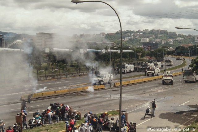 La represión "atroz" arremetió este #19Jun hasta con balas: La resistencia continúa. Fotos: Gabriela Gómez / LaPatilla.com