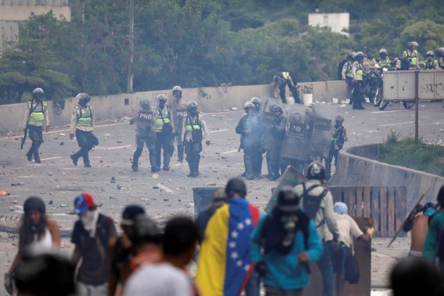 Cuerpos de seguridad redoblan la represión en las marchas. La resistencia sigue. REUTERS/Carlos Garcia Rawlins