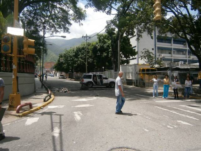 En la avenida Rómulo Gallegos (Miranda) también se cumplió el trancazo. Foto: @Daylijournal / LaPatilla.com