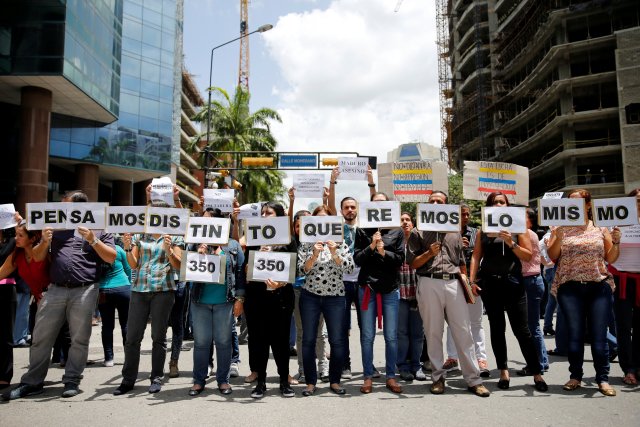 Opposition supporters rallying against Venezuela's President Nicolas Maduro's Government form the words "We think differently, we want the same" in Caracas, Venezuela June 23, 2017. REUTERS/Ivan Alvarado