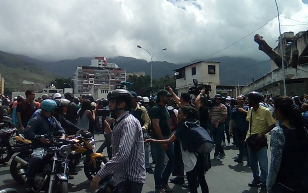 Colectivos “de paz” atacaron a opositores cerca del TSJ (Videos)