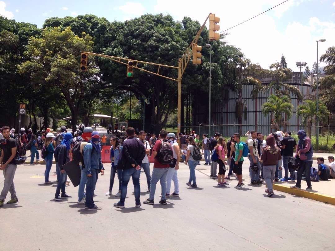 Estudiantes de la UCV se unieron al trancazo este #26Jun