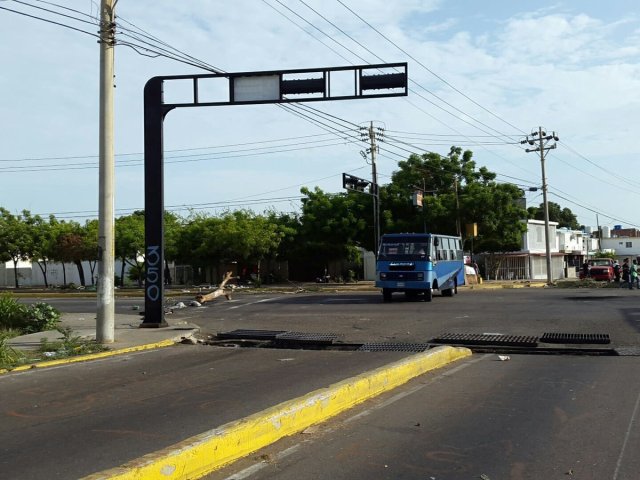 Foto: Trancan acceso y queman cauchos en las adyacencias de la Urbe / Cortesía