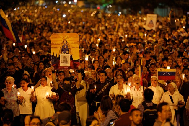 Opositores realizaron una vigilia en honor a Neomar Lander. REUTERS/Ivan Alvarado