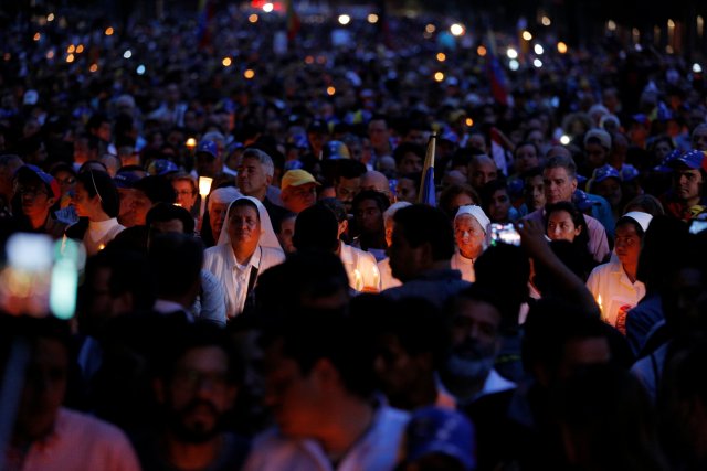 Opositores realizaron una vigilia en honor a Neomar Lander. REUTERS/Ivan Alvarado