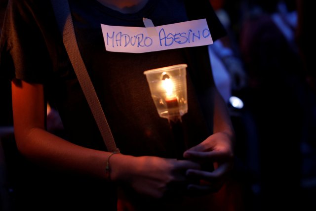 Opositores realizaron una vigilia en honor a Neomar Lander. REUTERS/Carlos Garcia Rawlins