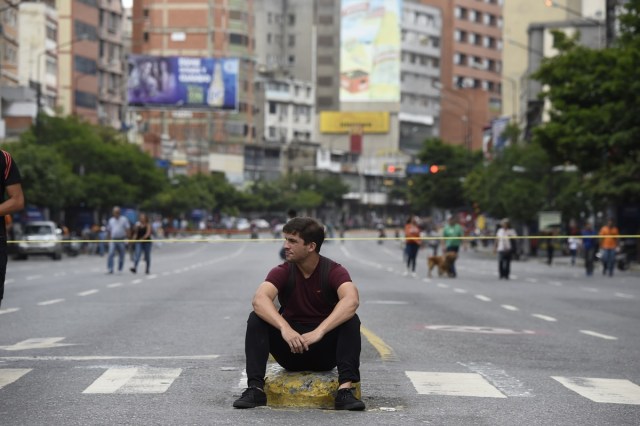 Venezuelan opposition activists protest in Caracas on July 10, 2017. Venezuela hit its 100th day of anti-government protests Sunday, amid uncertainty over whether the release from prison a day earlier of prominent political prisoner Leopoldo Lopez might open the way to negotiations to defuse the profound crisis gripping the country. / AFP PHOTO / JUAN BARRETO