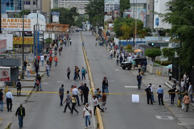 Venezuelan opposition activists block an avenue during a protest in Caracas on July 10, 2017. Venezuela hit its 100th day of anti-government protests Sunday, amid uncertainty over whether the release from prison a day earlier of prominent political prisoner Leopoldo Lopez might open the way to negotiations to defuse the profound crisis gripping the country. / AFP PHOTO / Federico Parra