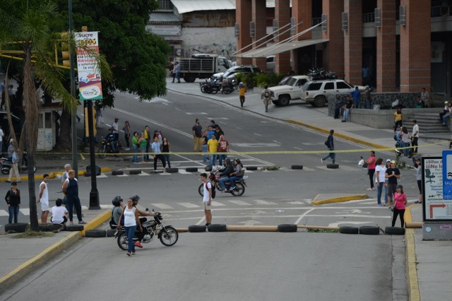 Venezuelan opposition activists block an avenue during a protest in Caracas on July 10, 2017. Venezuela hit its 100th day of anti-government protests Sunday, amid uncertainty over whether the release from prison a day earlier of prominent political prisoner Leopoldo Lopez might open the way to negotiations to defuse the profound crisis gripping the country. / AFP PHOTO / Federico Parra