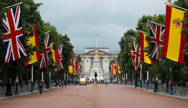 The Union flag hangs alongside the flag of Spain ahead of the visit of King Felipe VI and Queen Letizia of Spain, in the Mall in London, Britain July 11, 2017. REUTERS/Peter Nicholls