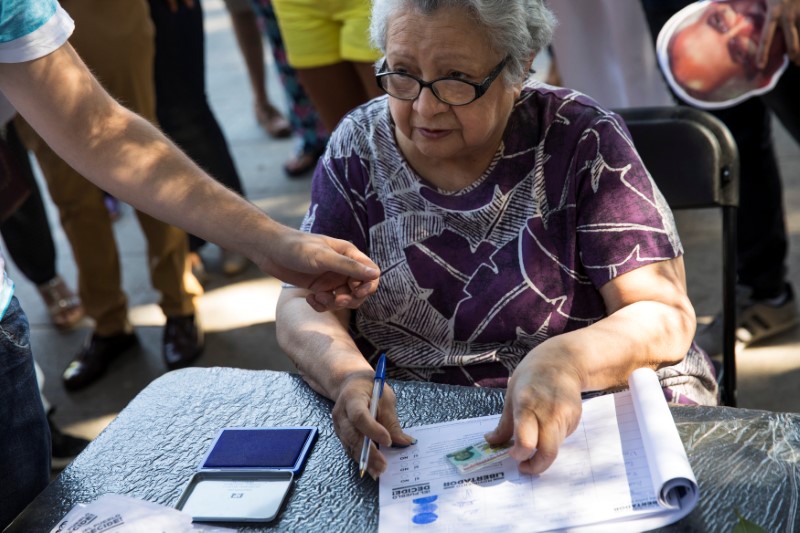 En fotos: Abuelitos también participaron en la consulta popular