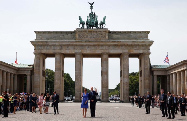 Prince William, the Duke of Cambridge and his wife Catherine, The Duchess of Cambridge walk at Brandenburg Gate in Berlin, Germany, July 19, 2017. REUTERS/Fabrizio Bensch