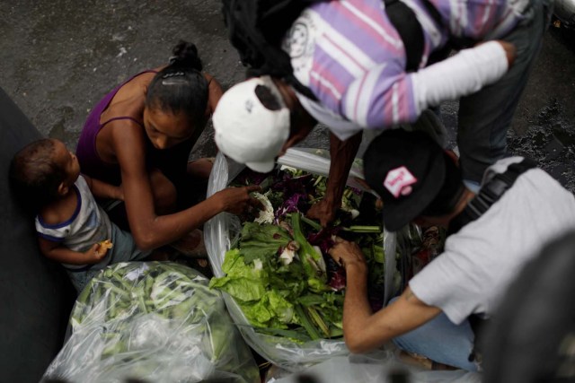 Venezolanos buscan qué comer en la basura cerca de un supermercado en  Caracas, Venezuela, Julio 25, 2017. REUTERS/Ueslei Marcelino