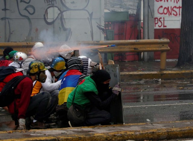 Demonstrators clash with riot security forces while rallying against Venezuela's President Nicolas Maduro's government in Caracas, Venezuela, July 28, 2017. REUTERS/Carlos Garcia Rawlins TPX IMAGES OF THE DAY