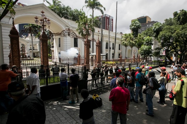 CAR20 - CARACAS (VENEZUELA), 05/07/2017 - Simpatizantes del Gobierno manifiestan en inmediaciones de la Asamblea Nacional hoy, miércoles 5 de mayo de 2017, en Caracas (Venezuela). Un grupo de simpatizantes del Gobierno venezolano irrumpió hoy por la fuerza en la Asamblea Nacional (AN, Parlamento), de mayoría opositora, y causaron heridas a algunos diputados que se encontraban en el recinto para una sesión en conmemoración del Día de la Independencia en el país. EFE/MIGUEL GUTIÉRREZ