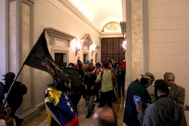 CAR23 - CARACAS (VENEZUELA), 05/07/2017 - Simpatizantes del Gobierno ingresan a la Asamblea Nacional hoy, miércoles 5 de mayo de 2017, en Caracas (Venezuela). Un grupo de simpatizantes del Gobierno venezolano irrumpió hoy por la fuerza en la Asamblea Nacional (AN, Parlamento), de mayoría opositora, y causaron heridas a algunos diputados que se encontraban en el recinto para una sesión en conmemoración del Día de la Independencia en el país. EFE/MIGUEL GUTIÉRREZ