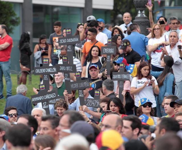 Mas de 300 manifestantes convocados por la oposición venezolana, han marchado hoy por las calles de Madrid para pedir la excarcelación de "todos los presos políticos" del país y reclamar la celebración de unas elecciones "libres" y "plenamente democráticas". EFE / Chema Barroso.