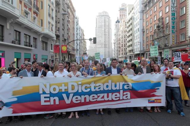 Mas de 300 manifestantes convocados por la oposición venezolana, han marchado hoy por las calles de Madrid para pedir la excarcelación de "todos los presos políticos" del país y reclamar la celebración de unas elecciones "libres" y "plenamente democráticas". EFE / Chema Barroso.