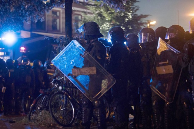 Hamburg (Germany), 09/07/2017.- Protesters face off with German police after the G20 summit in Hamburg, northern Germany, 09 July 2017. The G20 Summit (or G-20 or Group of Twenty) is an international forum for governments from 20 major economies. The summit took place in Hamburg 07 to 08 July 2017. (Protestas, Hamburgo, Alemania) EFE/EPA/MASSIMO PERCOSSI