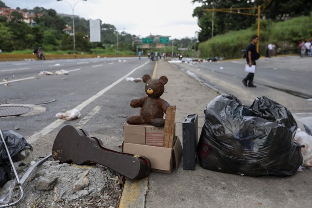 CAR10. CARACAS (VENEZUELA), 10/07/2017.- Vista de objetos utilizados para producir un "trancazo" hoy, lunes 10 de julio de 2017, en Caracas (Venezuela). Los opositores venezolanos atendieron hoy a la convocatoria de realizar un "trancazo" de calles en todo el país contra la "dictadura" que se espera se extienda por diez horas, después de que la alianza antichavista intentara reducir esta protesta a solo dos horas. EFE/Miguel Gutiérrez