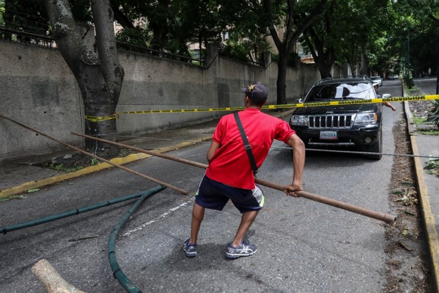 CAR16. CARACAS (VENEZUELA), 10/07/2017.- Un manifestante participa en un "trancazo" hoy, lunes 10 de julio de 2017, en Caracas (Venezuela). Los opositores venezolanos atendieron hoy a la convocatoria de realizar un "trancazo" de calles en todo el país contra la "dictadura" que se espera se extienda por diez horas, después de que la alianza antichavista intentara reducir esta protesta a solo dos horas. EFE/Miguel Gutiérrez