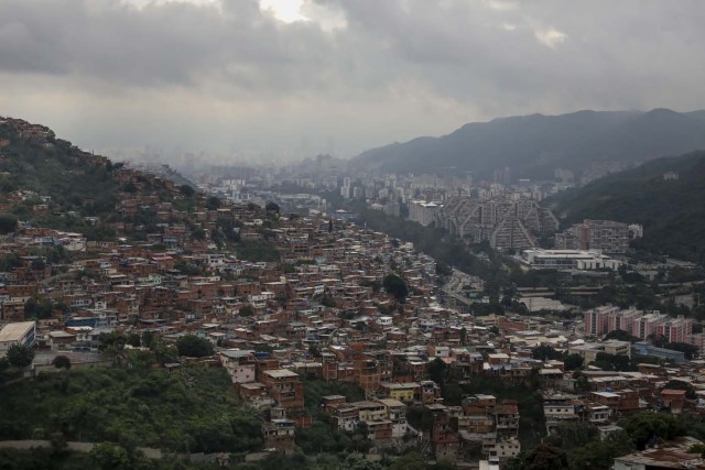 ACOMPAÑA CRÓNICA: VENEZUELA CRISIS - CAR004. CARACAS (VENEZUELA), 15/07/2017.- Vista general de una barriada hoy, sábado 15 de julio de 2017, en Caracas (Venezuela). Con el éxito asegurado en las zonas privilegiadas de Caracas, donde el chavismo nunca tuvo predicamento, la consulta opositora sobre la Asamblea Constituyente que impulsa el presidente Nicolás Maduro se la juega ahora en los barrios populares que vieron en Hugo Chávez el mesías de la Revolución Bolivariana. EFE/Miguel Gutiérrez