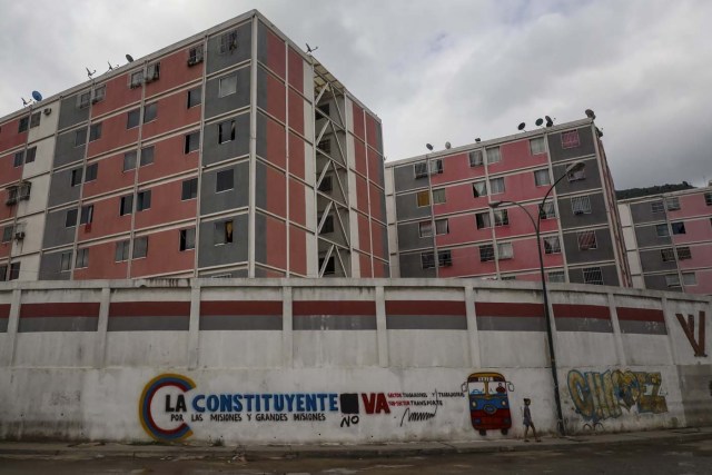 ACOMPAÑA CRÓNICA: VENEZUELA CRISIS - CAR008. CARACAS (VENEZUELA), 15/07/2017.- Vista general de una pared decorada con propaganda de la Asamblea Nacional Constituyente hoy, sábado 15 de julio de 2017, en Caracas (Venezuela). Con el éxito asegurado en las zonas privilegiadas de Caracas, donde el chavismo nunca tuvo predicamento, la consulta opositora sobre la Asamblea Constituyente que impulsa el presidente Nicolás Maduro se la juega ahora en los barrios populares que vieron en Hugo Chávez el mesías de la Revolución Bolivariana. EFE/Miguel Gutiérrez