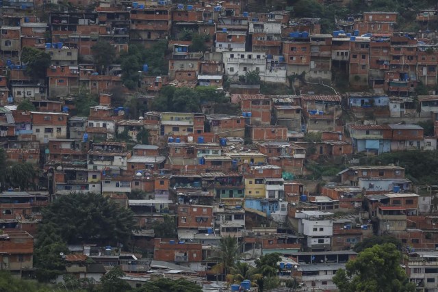 ACOMPAÑA CRÓNICA: VENEZUELA CRISIS - CAR009. CARACAS (VENEZUELA), 15/07/2017.- Vista general de una barriada hoy, sábado 15 de julio de 2017, en Caracas (Venezuela). Con el éxito asegurado en las zonas privilegiadas de Caracas, donde el chavismo nunca tuvo predicamento, la consulta opositora sobre la Asamblea Constituyente que impulsa el presidente Nicolás Maduro se la juega ahora en los barrios populares que vieron en Hugo Chávez el mesías de la Revolución Bolivariana. EFE/Miguel Gutiérrez