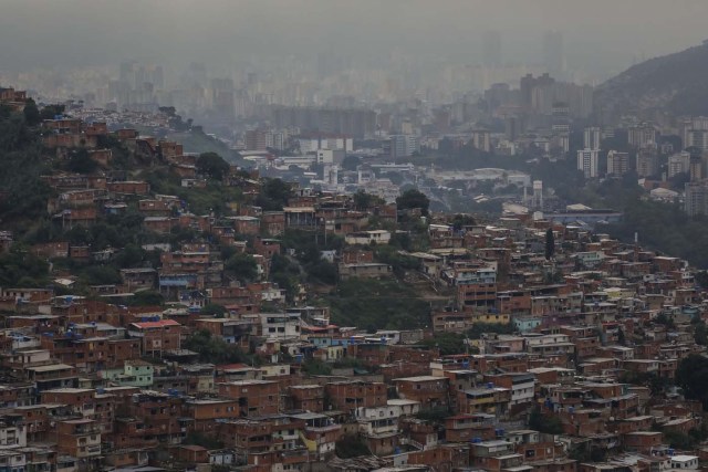 ACOMPAÑA CRÓNICA: VENEZUELA CRISIS - CAR010. CARACAS (VENEZUELA), 15/07/2017.- Vista general de una barriada hoy, sábado 15 de julio de 2017, en Caracas (Venezuela). Con el éxito asegurado en las zonas privilegiadas de Caracas, donde el chavismo nunca tuvo predicamento, la consulta opositora sobre la Asamblea Constituyente que impulsa el presidente Nicolás Maduro se la juega ahora en los barrios populares que vieron en Hugo Chávez el mesías de la Revolución Bolivariana. EFE/Miguel Gutiérrez