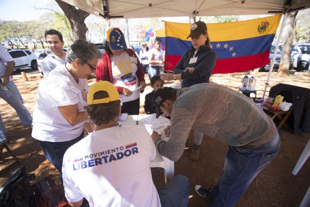 BRA104. BRASILIA (BRASIL), 16/07/2017.- La comunidad venezolana de Brasilia vota en la calle la consulta popular impulsada por los opositores del presidente Nicolás Maduro ante la negativa del Ayuntamiento a que se realizase en un centro cívico por la falta de permisos hoy, domingo 16 de julio de 2017, en Brasilia (Brasil). La oposición venezolana lanza este domingo su mayor desafío al Gobierno del presidente Nicolás Maduro con la convocatoria de una consulta calificada de ilegal desde el oficialismo en la que espera que el pueblo se pronuncie masivamente contra el proceso constituyente impulsado por el chavismo. EFE/Joédson Alves