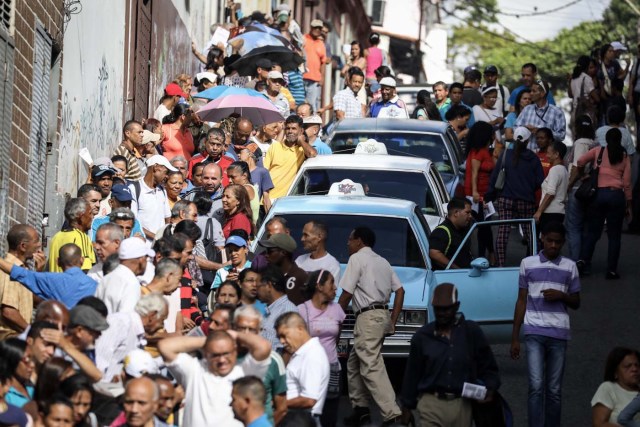 VEN04. CARACAS (VENEZUELA), 16/07/2017.- Chavistas esperan en la calle para votar en la consulta popular impulsada por los opositores del presidente Nicolás Maduro hoy, domingo 16 de julio de 2017, en Caracas (Venezuela). El chavismo pidió que los procesos que se realizan hoy en Venezuela "se desarrollen en paz" al referirse al simulacro de votación para una Asamblea Nacional Constituyente y a la consulta popular convocada por la oposición para aprobar o desaprobar la iniciativa del Gobierno de cambiar la Carta Magna. EFE/Miguel Gutiérrez