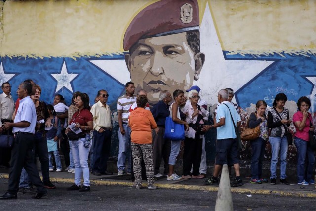 VEN09. CARACAS (VENEZUELA), 16/07/2017.- Chavistas esperan en la calle para votar en la consulta popular impulsada por los opositores del presidente Nicolás Maduro hoy, domingo 16 de julio de 2017, en Caracas (Venezuela). El chavismo pidió que los procesos que se realizan hoy en Venezuela "se desarrollen en paz" al referirse al simulacro de votación para una Asamblea Nacional Constituyente y a la consulta popular convocada por la oposición para aprobar o desaprobar la iniciativa del Gobierno de cambiar la Carta Magna. EFE/Miguel Gutiérrez