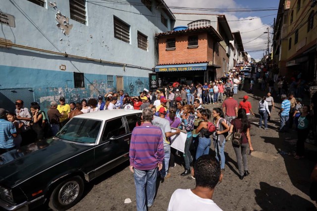 VEN14. CARACAS (VENEZUELA), 16/07/2017.- Chavistas esperan en la calle para votar en la consulta popular impulsada por los opositores del presidente Nicolás Maduro hoy, domingo 16 de julio de 2017, en Caracas (Venezuela). El chavismo pidió que los procesos que se realizan hoy en Venezuela "se desarrollen en paz" al referirse al simulacro de votación para una Asamblea Nacional Constituyente y a la consulta popular convocada por la oposición para aprobar o desaprobar la iniciativa del Gobierno de cambiar la Carta Magna. EFE/Miguel Gutiérrez