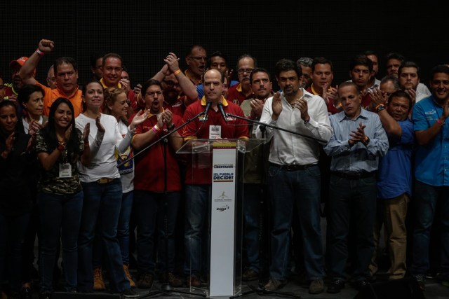 CAR10. CARACAS (VENEZUELA), 16/07/2017.- El presidente de la Asamblea Nacional, el diputado Julio Borges (c), acompañado por diputados y dirigentes de la Mesa de la Unidad (MUD) entre los que se encuentran el vicepresidente de la Asamblea Freddy Guevara (c-d) y Lilian Tintori (4i), esposa del líder opositor Leopoldo López, habla durante una conferencia tras conocer los resultados de la consulta opositora de hoy, domingo 16 de julio de 2017, en Caracas (Venezuela). Borges dijo hoy que el hecho de que la oposición haya conseguido casi siete millones de votos a favor de su propuesta en el plebiscito contra el Gobierno deja al presidente del país, Nicolás Maduro, prácticamente "revocado". "Con los votos que hoy manifestó el pueblo venezolano matemáticamente Nicolás Maduro está revocado el día de hoy, ese era el miedo que se le tenía al referendo revocatorio y por eso se impidió, por eso el Gobierno no quiere hacer elecciones más nunca", dijo a la prensa Borges tras conocerse los resultados electorales. EFE/Cristian Hernandez